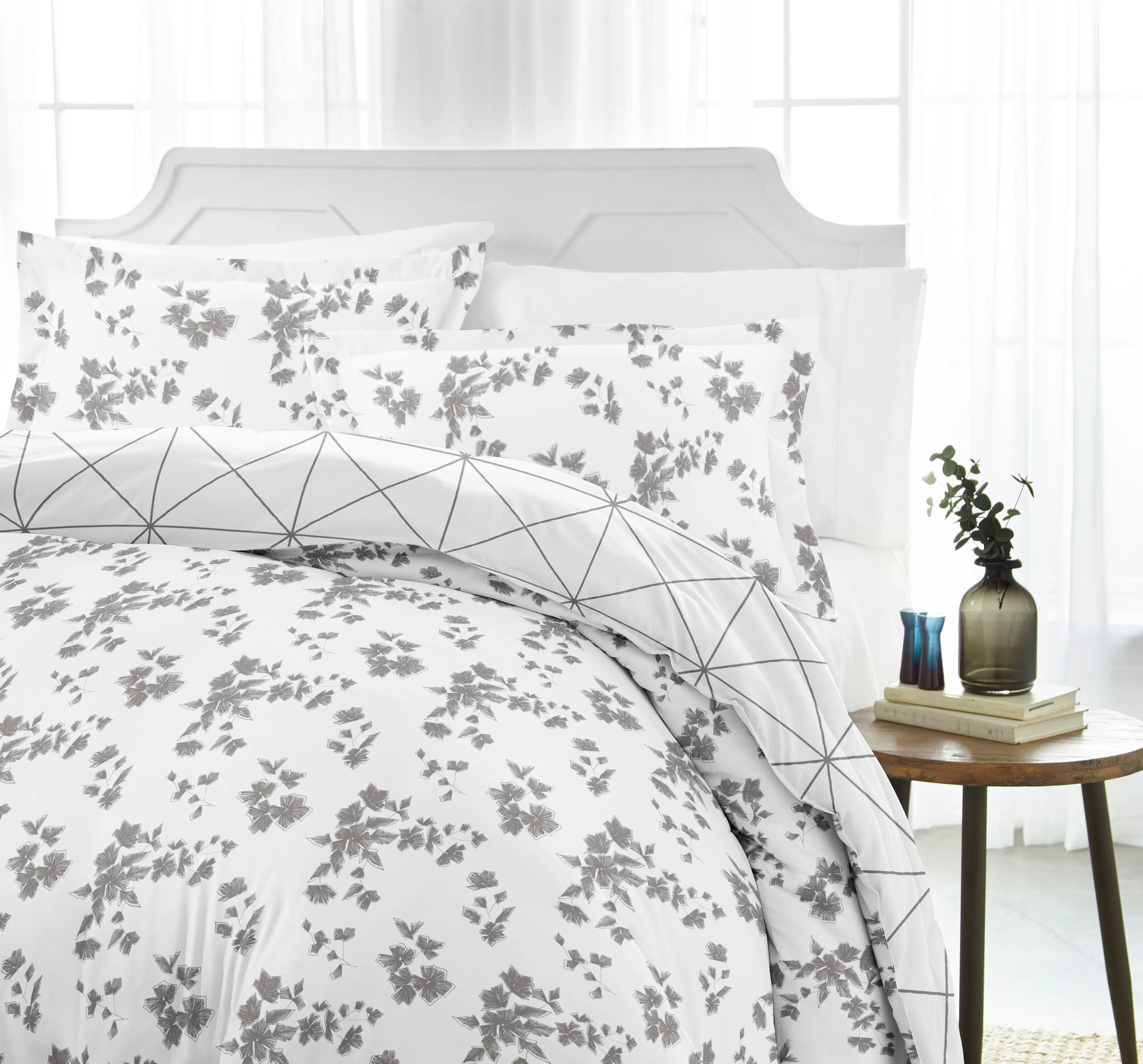 Edgy Flowers Pattern 3-Piece Reversible Duvet Cover Set