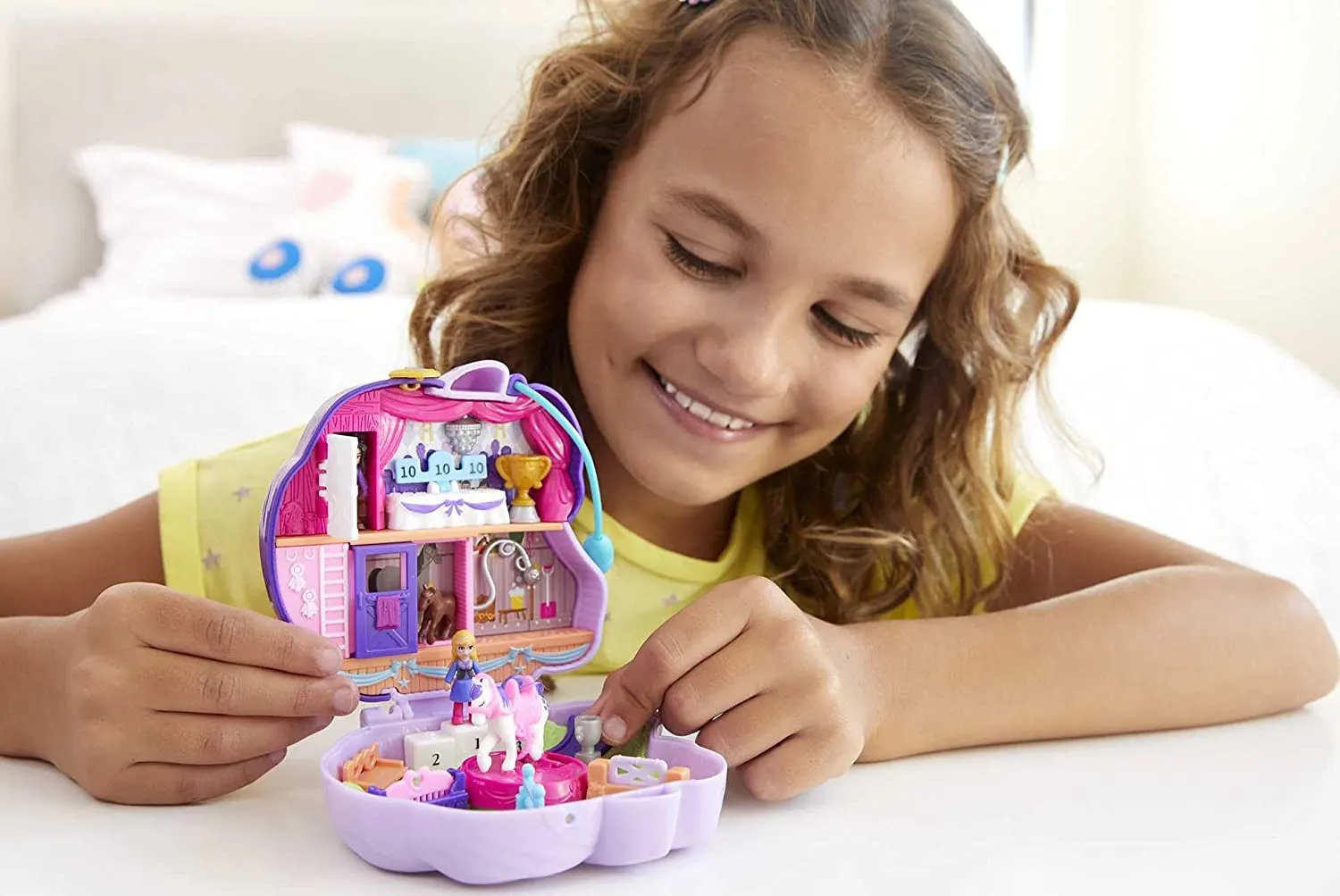 Polly Pocket Jumpin’ Style Pony Compact with Horse Show Theme, Micro Polly Doll & Friend, 2 Horse Figures (1 with Saddle & Tail Hair), Fun Features & Surprise Reveals